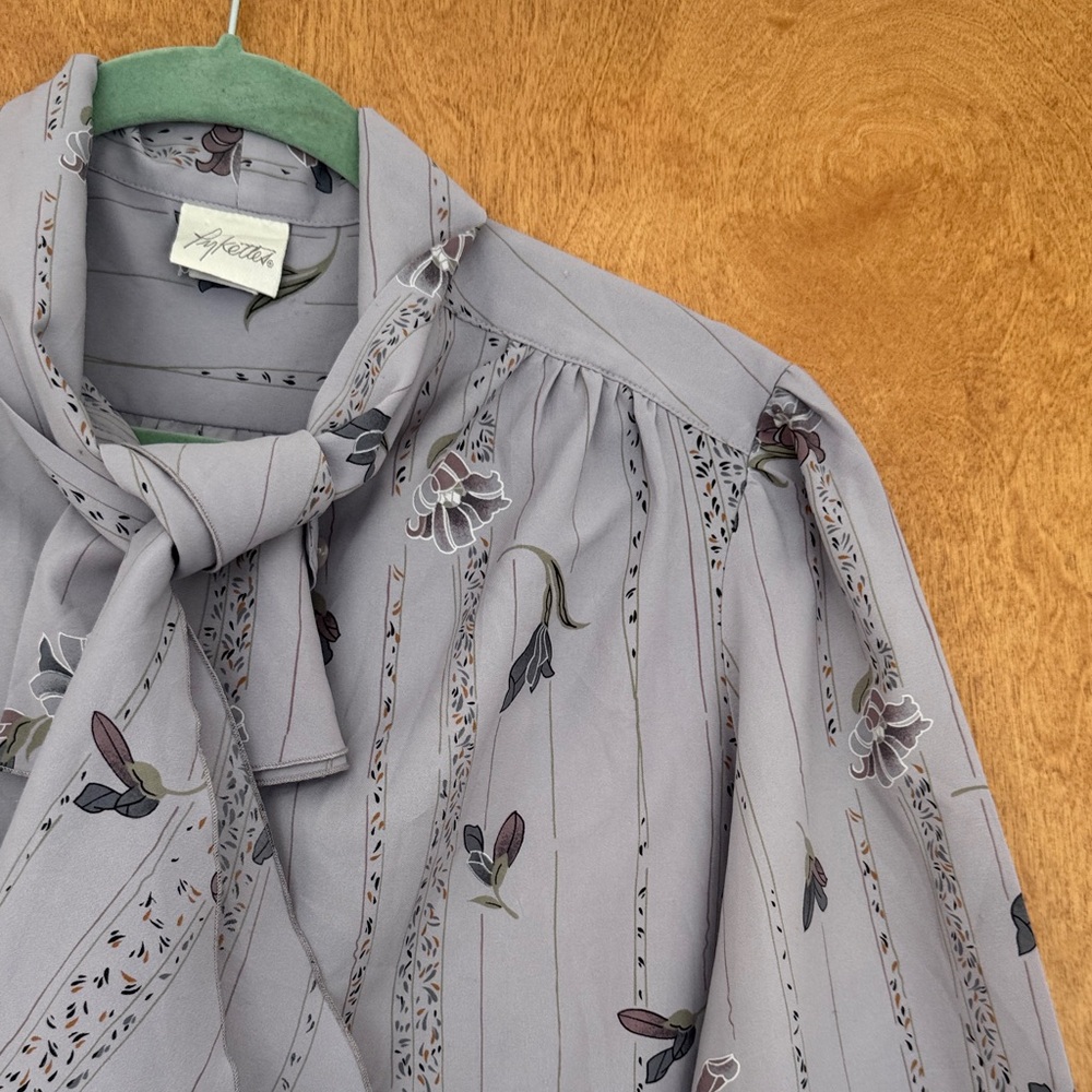 Vintage Lavender Floral Blouse with Bow. Late 70s - early 80s. Pykettes - Picture 3 of 5